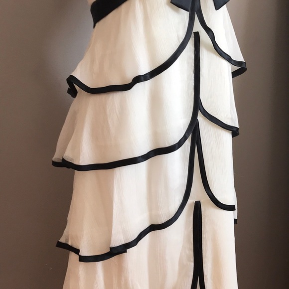 Delightful Betsy Johnson keyhole dress - Picture 5 of 6